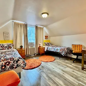 Homestay Private With Two Twin Beds Air Conditioning And Shared Bathrooms Located Near Seatac Airport And Downtown